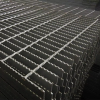 Marches d'escalier antidérapantes durables en acier inoxydable et acier au carbone composite pour sols extérieurs et systèmes de drainage de villas