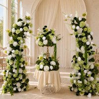Arche florale vert-blanc haut de gamme avec suspensions en forme de corne et guirlandes florales fuchsia pour décorations de table de mariage et de fête