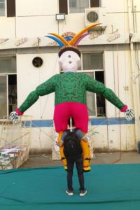 Mascota inflable de circo con forma de calavera de azúcar transportada por un humano |   Fábrica de Inflables para Desfiles de Carnaval, Fiestas en Bares y Decoración de Parques Temáticos - Product Image 4