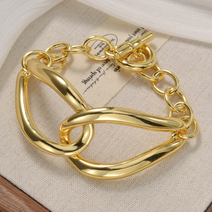 Bracelet unisexe tendance de luxe à maillons ovales géométriques entrelacés avec fermoir à bascule, en cuivre poli vibrant, personnalisable, pour anniversaire, plaqué or 18 carats, vente en gros - Product Image 1