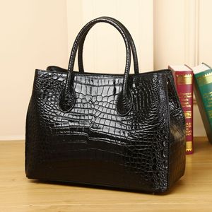 Borsa a tracolla da donna in vera pelle di prima qualità con motivo a ventre di coccodrillo, chiusura grande con zip - Product Image 1