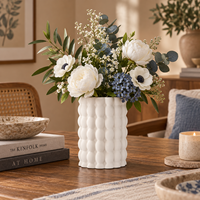 Vase à fleurs en céramique imprimé en 3D avec texture géométrique en relief et bord ondulé
