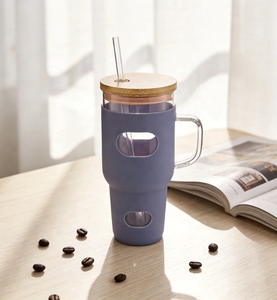 Bouteille d'eau en verre avec manchon en silicone sans BPA, avec paille et poignée, idéale pour la <span class=keywords><strong>salle</strong></span> <span class=keywords><strong>de</strong></span> <span class=keywords><strong>sport</strong></span> - Vente en gros - Product Image 1