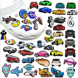 Accessoires de décoration pour chaussures en PVC en gros, breloques créatives style voiture, boucles de chaussures de dessin animé, série spatiale, adaptées aux sandales pour enfants - Product Image 2
