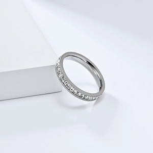 Anillo de Moda en Oro Rosa con Diamantes en Talla Canal, Regalo de Joyería para Mujer - Product Image 4