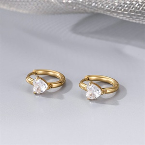 Boucles d'oreilles créoles plaquées or 18 carats avec pendentif cœur en zircon en acier inoxydable délicat - Product Image 4