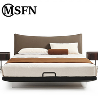 Lit flottant moderne avec tête de lit incurvée et rembourrée, revêtement en microfibre et base en acrylique pour mobilier de chambre d'hôtel ou de villa
