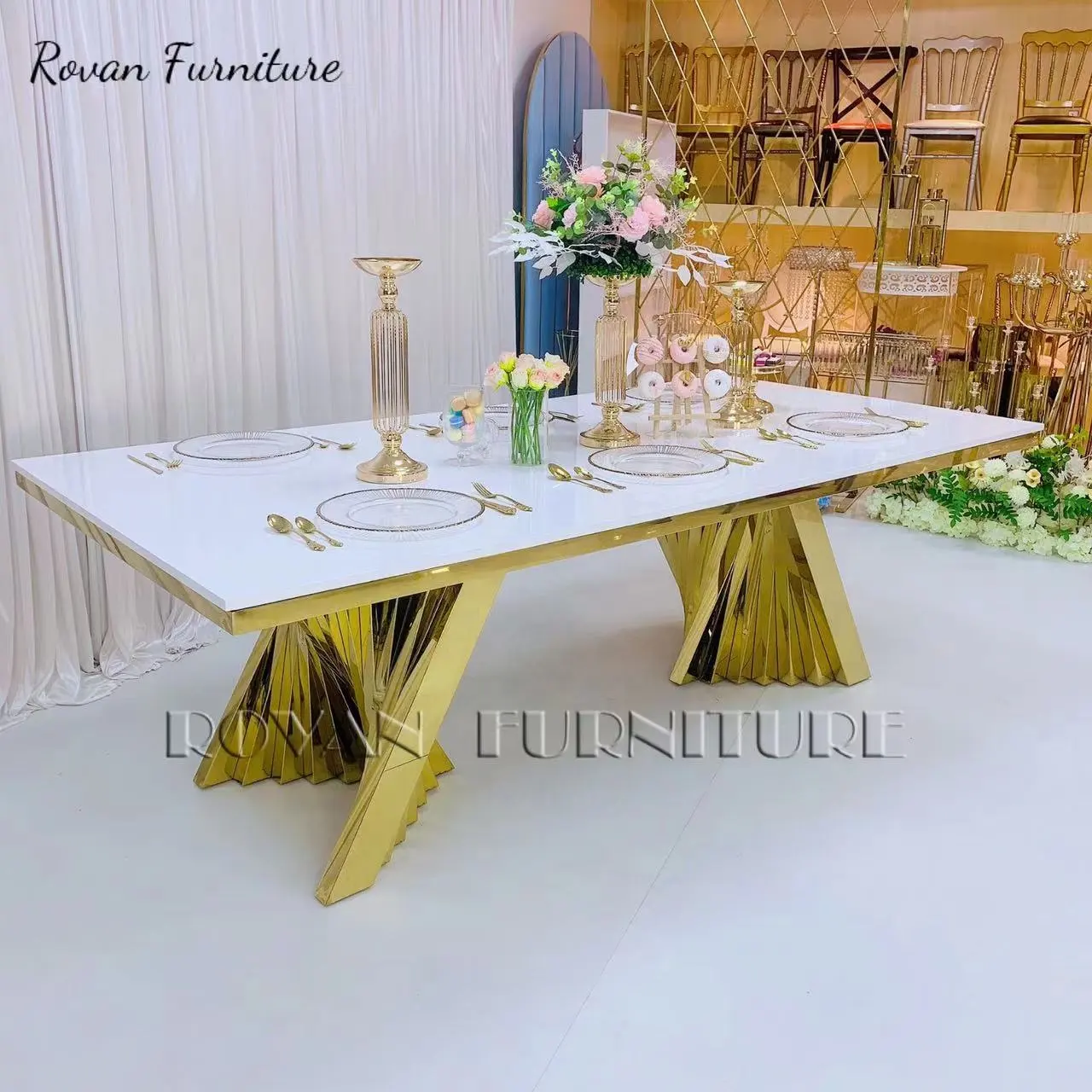 طقم طاولة طعام ذهبي من الفولاذ المقاوم للصدأ بأحدث تصميم راقي لتزيين حفلات الزفاف للاستخدام في المناسبات