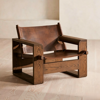 Fauteuil lounge scandinave moderne en bois massif vieilli et cuir, design créatif, style mi-siècle, pour salon ou salle de thé