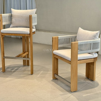 Chaise d'extérieur en bois avec dossier tressé et coussin, siège haut pour patio et bar à domicile