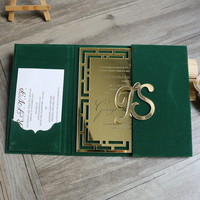 Invitation de mariage de luxe en velours vert, couverture rigide noire, découpe laser, carte en acrylique miroir doré avec monogramme en acrylique doré