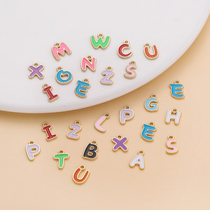 Breloques en alliage en forme de lettres, 26 couleurs mélangées aléatoires, pendentif en alliage de zinc pour la fabrication de bijoux DIY, accessoires de mode unisexes - Product Image 1
