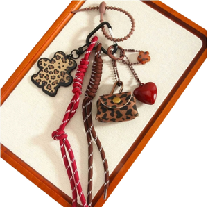 Porte-clés en cuir de dessin animé du Nouvel An avec nœud, cœur, boule, ornements décoratifs personnalisés pour sac - Product Image 1