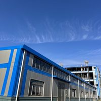 Atelier/Entrepôt à structure en acier à ossature fine avec une disposition soignée, idéal pour les petites et moyennes entreprises industrielles