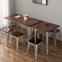 Combinaison Chaise et Table Industrielle Rouge Personnalisée en Métal Durable pour Salons de Thé, Cafés Modernes, Restaurants et Services de Traiteur – Accessoire Essentiel