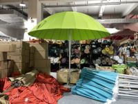 Parapluie moderne en fibre de verre à poteau central pour décoration extérieure Chaises de plage avec pompon pour cour, salle de sport, hôtel et parc