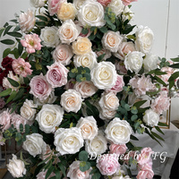 Arche florale élégante rose écoresponsable IFG avec roses et verdure pour la décoration de scène de mariage, de Noël et de fête de remise des diplômes