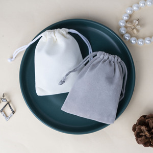 Bolsa de Terciopelo Blanca Personalizada para Joyería, Ecológica, con Cordón y Logotipo - Product Image 5