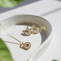 Parure de bijoux Gemnel en argent 925 avec pendentif cercle double entrelacé en nacre et zirconiums blancs pavés, et boucles d'oreilles pendantes