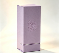 Boîte cadeau rigide de luxe personnalisée avec fermeture magnétique, structure verticale fendue, motif rose en relief, impression quadricolore, boîte en papier