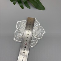 Patch en tissu à coudre avec dentelle florale noire et blanche, perles et broderie de sequins
