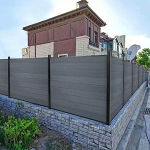 Clôture <span class=keywords><strong>en</strong></span> composite WPC pour la décoration <span class=keywords><strong>de</strong></span> la cour <span class=keywords><strong>de</strong></span> la villa, anti-parasites et anti-corrosion, pour l'extérieur - Product Image 1