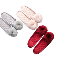 Claquettes à pompons personnalisées, vente en gros de pantoufles extérieures intérieures en peluche à pompons pour femmes, pantoufles personnalisées en peluche à pompons