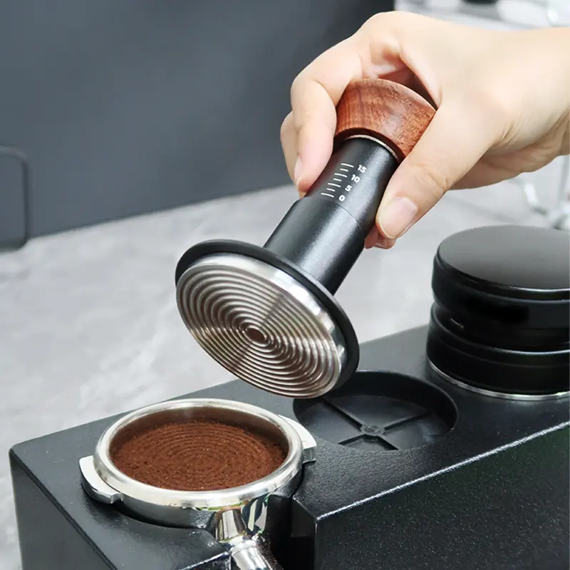 उच्च गुणवत्ता बल प्रभाव लगातार स्थिर दबाव स्टेनलेस स्टील कॉफी छेड़छाड़ बरिस्ता उपकरण एस्प्रेसो उपकरण स्पष्ट स्केल के साथ