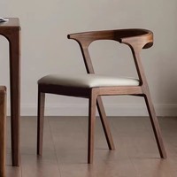 Chaise en bois couleur noyer, design moderne, mobilier commercial pour salon et salle à manger