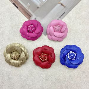 Yupu Corsage de Flor de Camelia en Cuero 3D, Accesorio de Tela Hecho a Mano para Decoración de Zapatos y Cabello - Product Image 3