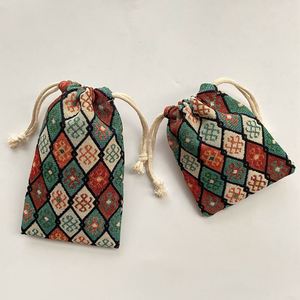 Sac fourre-tout rétro en polyester-coton brodé à la machine avec motif diamant et cordon de serrage pour petits objets - En stock - Product Image 1