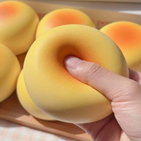 Juguete Blandito de 10cm con Forma de Pan de Soya al Vapor, Juguete Sensorial de Alimento Suave para Apretar, Pelota Antiestrés de Pan Simulado, Juguete Fidget Súper Suave