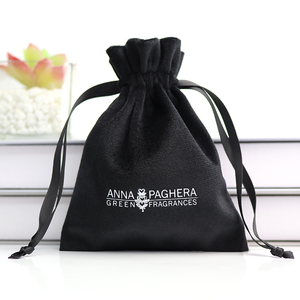 Bolsa de terciopelo negra de alta calidad con cordón, personalizable en tamaño y material, para zapatos, tacones altos, y embalaje de joyas. - Product Image 1