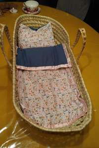 Cuna de bebé vintage con material de mimbre de dos asas - Product Image 2