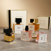 Flacons de Parfum Cubiques en Verre Épais de Luxe 30ml 50ml avec Col Sertissable et Bouchons Carrés Noirs et Or Élégants avec Pompe Vaporisateur