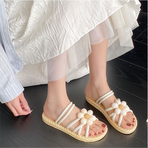 Sandales d'extérieur à semelle TPR respirante et légère, style ethnique avec décoration florale, tongs de plage souples et plates - Product Image 5