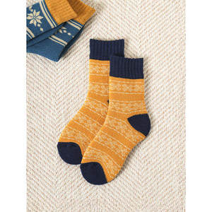 Chaussettes d'hiver légères à impression Jacquard Longueur d'équipage jaune Chaussettes en nylon jetables Dessin animé Logo Design Respirant Doux pour le printemps - Product Image 1