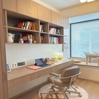 Bureau d'ordinateur mural personnalisé avec bibliothèque, portes en verre trempé, surface résistante à l'usure pour la télétravail familiale et la salle d'étude
