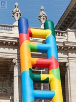 Échelle gonflable géante colorée, grande échelle gonflable pour installation artistique/présentation d'événements/activation de marque