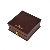 Boîte à monnaies et médailles en bois brun foncé avec doublure en velours, charnière et fermoir dorés, logo personnalisé pour collection et présentation de pièces commémoratives