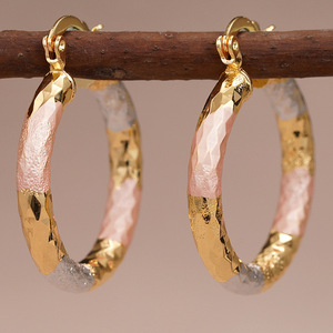 Orecchini a Cerchio Medi con Chiusura a Clip per Donne, Design Colorato per Uso Quotidiano, Accessori per Orecchie - Product Image 1