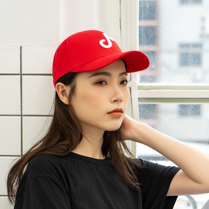 Gorra de béisbol unisex roja con bordado de notas musicales, tela de sarga, para parejas, protección solar - Product Image 1