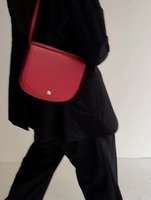 Tas Pinggang Wanita Kulit Asli Gaya Vintage Kapasitas Besar Penutup Kancing Selempang Mode Musim Panas