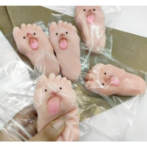Juguete Antiestrés Novedoso de Mano con Lengua Fuera y Pie Grande, para Aliviar el Estrés, Regalo Novedoso, Venta al por Mayor - Product Image 5
