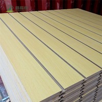 Plaque rainurée en MDF mélaminé étanche avec inserts en alliage d'aluminium, 15/18 mm, pour mur à lattes, usine Jiangsu