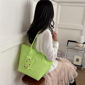 Bolso de Hombro/Axilar Casual de Gran Capacidad de PVC con Botón Magnético, Novedad de Moda Verano 2026, para Viajes Diarios, con Textura Elevada - Product Image 3