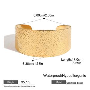 Bracelet manchette large ouvert martelé en acier inoxydable plaqué or 14 carats déclaration minimaliste industrielle bijoux <span class=keywords><strong>essentialistes</strong></span> - Product Image 5
