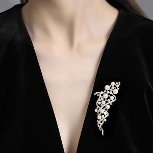 Broche de Cristal con Múltiples Cuentas de Alta Calidad para el Verano, Flor de Perlas Naturales de Agua Dulce, Broches Decorativos al por Mayor - Product Image 4