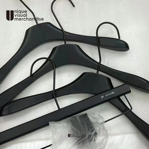 Présentoirs en <span class=keywords><strong>bois</strong></span> de luxe avec logo personnalisé pour costumes, manteaux et chemises haut de gamme - Large - Épaules noires, pour magasin de vêtements - Product Image 2