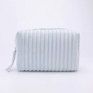 Pochette de maquillage personnalisée de haute qualité avec logo imprimé, fermeture éclair imperméable, en velours matelassé, fermeture éclair intérieure - Product Image 5